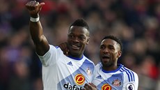 Lamine Koné (vlevo) ze Sunderlandu se s Jermainem Defoem raduje z gólu do sít...