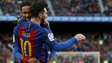 Neymar a Lionel Messi se radují z gólu Barcelony proti Bilbau.