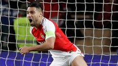 Útočník Monaka Radamel Falcao oslavuje gól do sítě Nice.