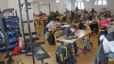 Matematiku nebo český jazyk se žáci šenovské základní školy učí v gymnastickém...