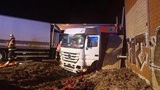 Do polského kamionu narazil �idi� sk�í�ového Iveca.