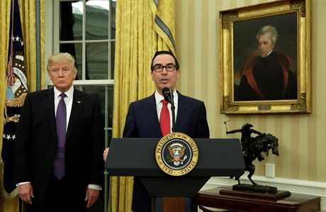 Prezident Donald Trump a ministr financí Steven Mnuchin.