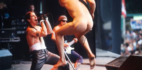 Sex k rockov hudb vdycky patil. Takhle d na pdiu Red Chot Chili Peppers.