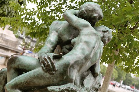 Dal atrakce zamilovanch v Pai  slavn Rodinv Polibek