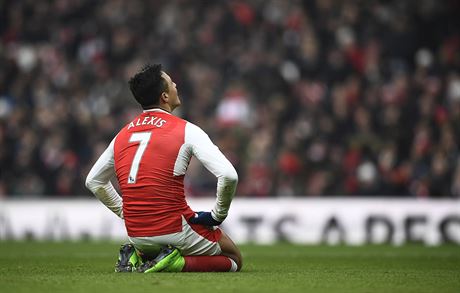 NA KOLENOU. Útoník Arsenalu Alexis sánchez bhem domácího zápasu proti Hullu.