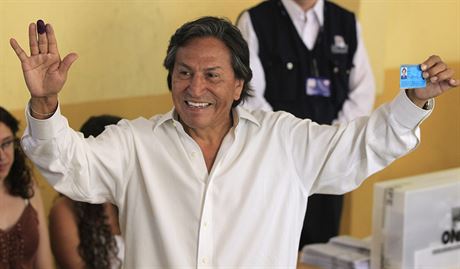 Peruánský exprezident Alejandro Toledo po odevzdání hlasu ve volbách (10. dubna...