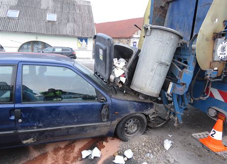 Mladík na Rychnovsku narazil do popeláského vozu (10.2.2017).