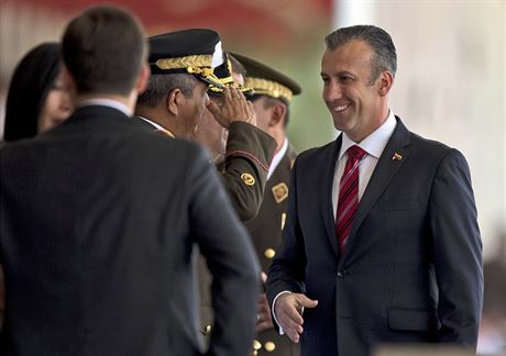 Venezuelský viceprezident Tareck El Aissami bhem vojenské pehlídky v Caracasu...