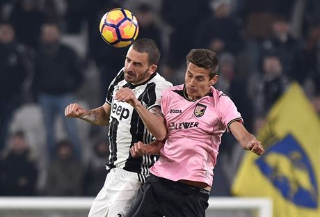 Leonardo Bonucci (vlevo) po roce opt oblékne dres Juventusu Turín.