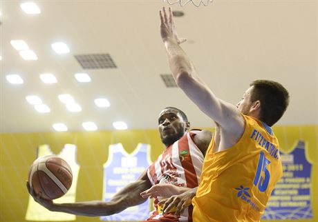 Pardubický basketbalista Lamb Autrey (vlevo) zakonuje kolem prostjovského...