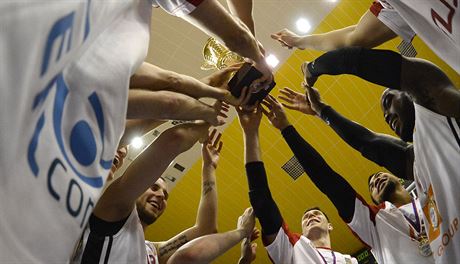 Nymburtí basketbalisté jako vítzové eského poháru.