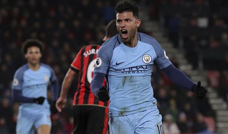 Sergio Agüero z Manchesteru City slaví gól do sít Bournemouthu.