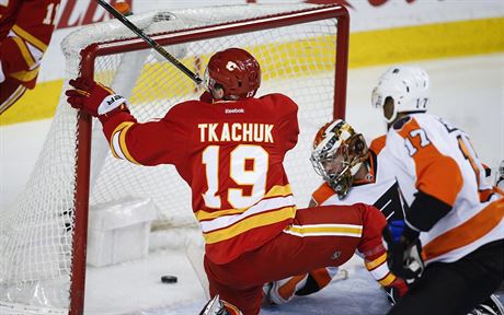 Matthew Tkachuk z Calgary (v ervenm) prv pekonal glmana Philadelphie...