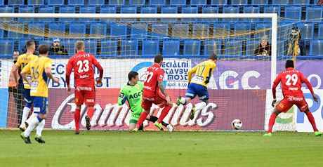 Tomá Vondráek (s íslem 17) z Teplic si dává vlastní gól v utkání proti Brnu.