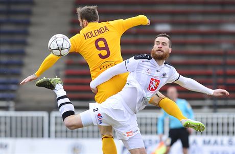 Útoník Dukly Jan Holenda (vlevo) a hradecký stoper Jakub Chleboun v souboji o...