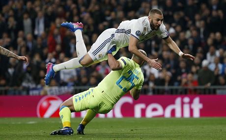 Útoník Realu Madrid pepadává pes gólmana Neapole Pepeho Reinu krátce poté,...