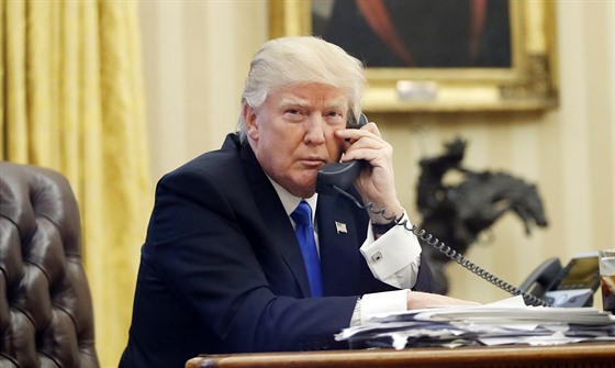 Donald Trump telefonuje s australským premiérem Malcolmem Turnbullem (28. ledna...