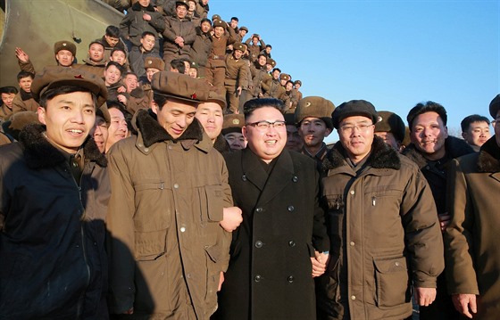 Severokorejský vdce Kim ong-un oslavuje test rakety stedního doletu schopné...