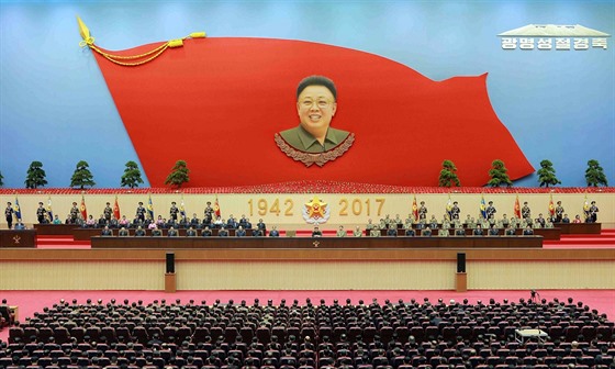 Zasedání severokorejské vlády v Pchjongjangu. Ve středu sedí Kim Čong-un, nad...