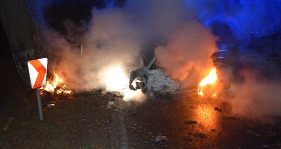 Na Píbramsku havarovalo osobní auto do stromu a zaalo hoet (12. února 2017)