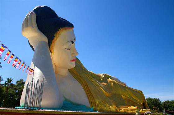 Nedaleko od ležícího Buddhy Shwethalyaung lze najít další sochu postavenou...