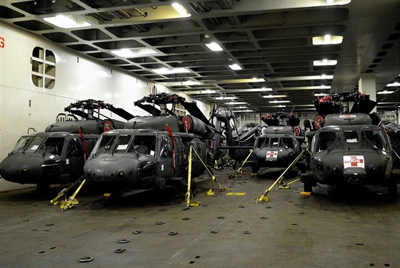 Vrtulníky americké 10. bojové letecké brigády bhem plavby do Evropy