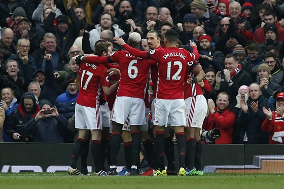 Fotbalisté Manchesteru United oslavují vstelený gól proti Watfordu.