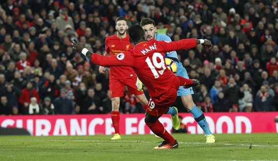 Sadio Mané stílí svou druhou branku v zápase proti Tottenhamu.