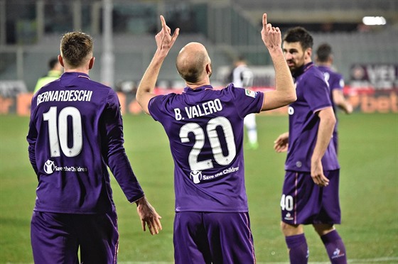 Borja Valero z Fiorentiny se raduje ze vsteleného gólu proti Udinese v zápase...