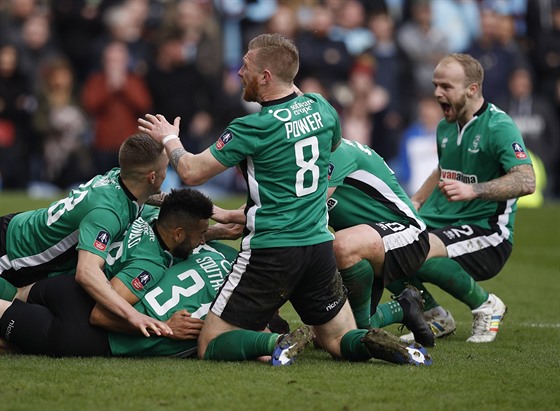 SENZACE. Fotbalisté Lincolnu City oslavují neekaný postup v FA Cupu.