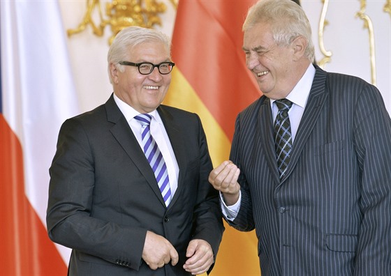 Frank-Walter Steinmeier ve funkci ministra zahranií s prezidentem Miloem...