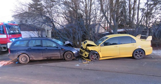 Dva vozy se srazily ve středu v Domaníně u Třeboně. Řidič modrého fordu nehodu...