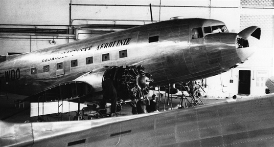 Jedna z dakot (C-47 Skytrain) poválečných ČSA