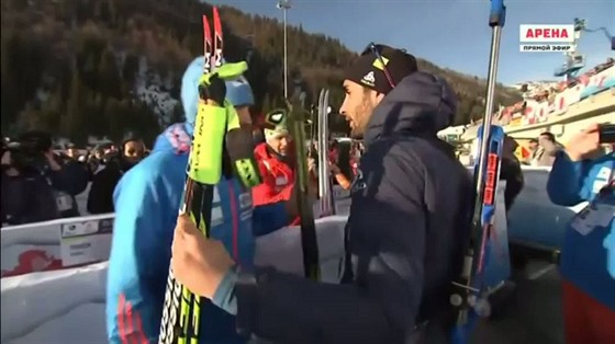 PODALI SI RUKU. Martin Fourcade a Anton ipulin si po sprinterském závodu na...