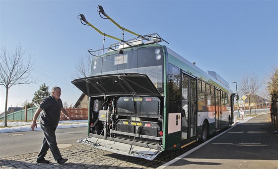 Nové trolejbusy pohání v místech bez trolejí energie z baterií. (13. února 2017)