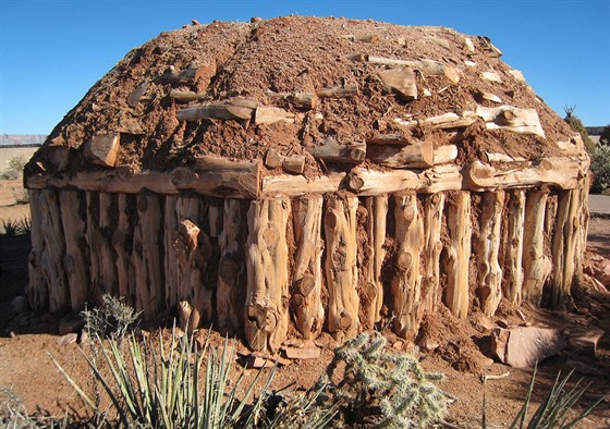 Hogany stavl kmen Navajo ze deva a hlíny.