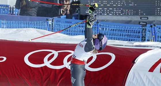 Tessa Worleyová se raduje z titulu mistryn svta v obím slalomu.