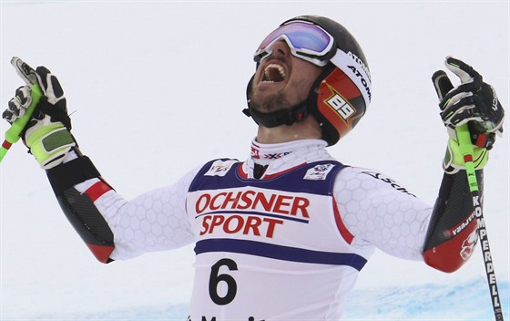 Rakouský lya Marcel Hirscher se raduje z titulu mistra svta v obím slalomu.