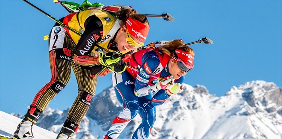 Gabriela Koukalová a Laura Dahlmeierová, dvě nejlepší biatlonistky z MS v...