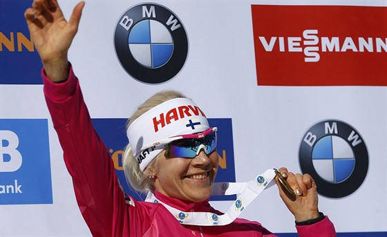 Finská biatlonistka Kaisa Mäkäräinenová se raduje z bronzové  medaile v závod...