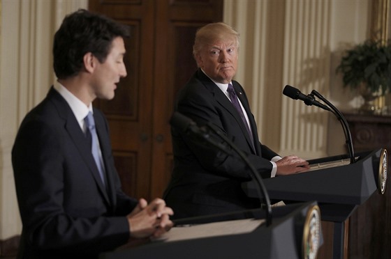 Kanadský premiér Justin Trudeau a americký prezident Donald Trump na tiskové...