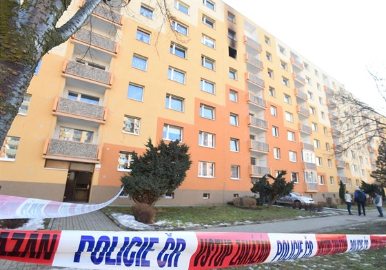 V Jirkově na Chomutovsku zemřeli při požáru v paneláku dva muži. (19.2.2017)