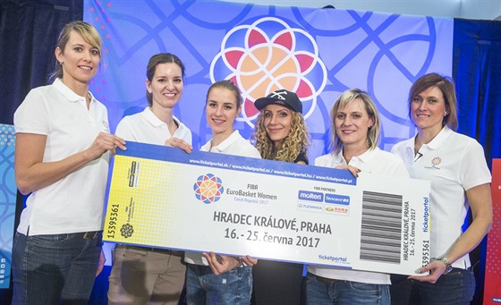 Na mistrovství Evropy basketbalistek zvou (zleva) Ivana Veeová, Eva...