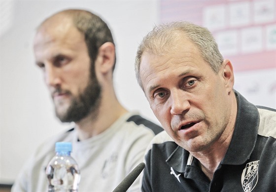 Trenér plzeských fotbalist Roman Pivarník hovoí na tiskové konferenci klubu,...