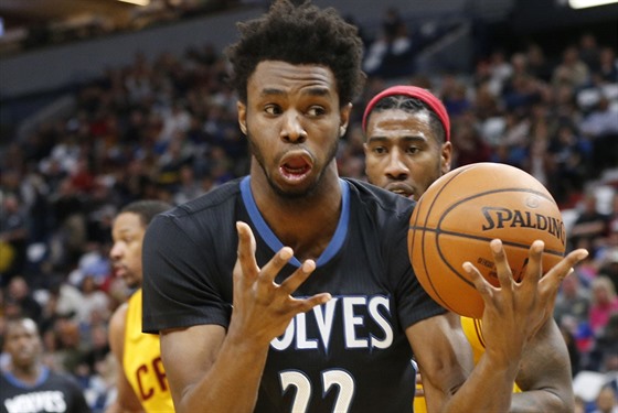 Andrew Wiggins z Minnesoty bhem utkání s Clevelandem.