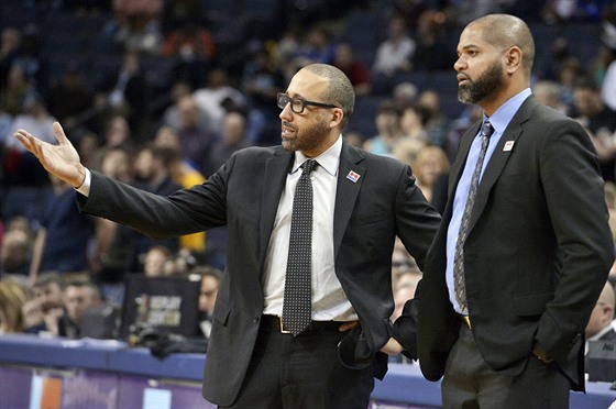 David Fizdale (vlevo) a jeho nástupce J. B. Bickerstaff