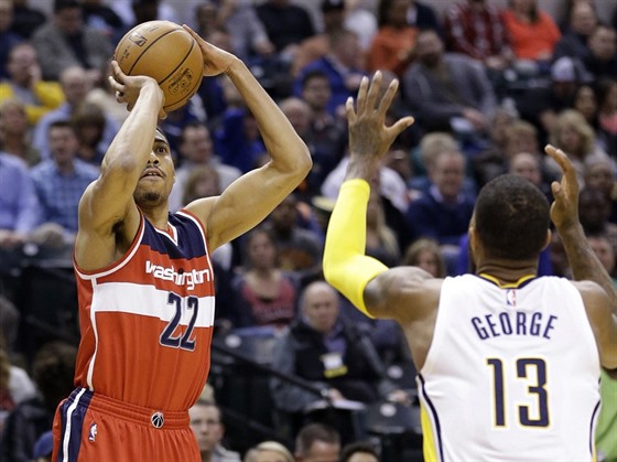 Otto Porter Jr. (22) z Washingtonu stílí pes Paula George (13) z Indiany.