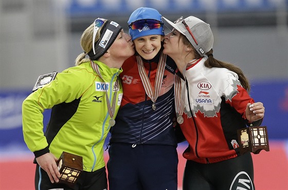 POLIBKY. Martina Sáblíková (uprosted) po triumfu na ptikilometrové trati na...