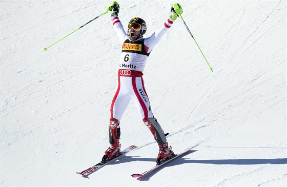 Rakouský lya Marcel Hirscher slaví triumf ve slalomu na MS ve Svatém Moici.