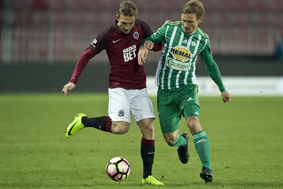 Boek Dokal ze Sparty (vlevo) a Michal Hubínek z Bohemians v ligovém duelu